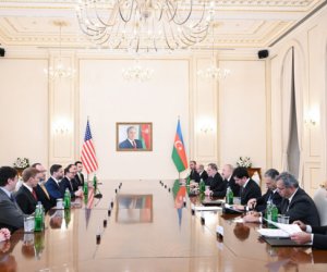 Алиев и Вэнс встречаются в расширенном составе - Обновлено