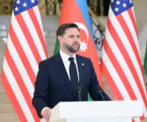 Vens xanımı ilə Şəhidlər Xiyabanını ziyarət edib