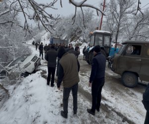 
Ağsu aşırımında buz bağlayan yolda iki avtomobil aşıb