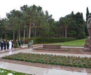 Ərəb Parlamentinin prezidenti Fəxri xiyabanı və Zəfər parkını ziyarət edib