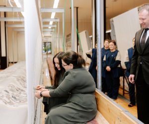 
Leyla Əliyeva Şuşa məscidi üçün hazırlanmış dairəvi xalçanın kəsim mərasimində iştirak edib