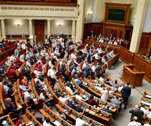 Zelenskinin partiyasından olan onlarla deputat zəhərlənib