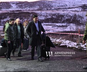 Azərbaycan nümayəndə heyəti quru sərhədlə Ermənistana keçib - Dəyirmi masa olacaq
