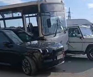 Bakı-Sumqayıt yolunda marşrut avtobusu ilə iki avtomobil toqquşub - Video