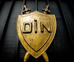 Avtobus dayanacağında çantasını unudan şəxsin qızılları oğurlanıb