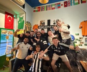 &ldquo;Nyukasl&rdquo; azarkeşləri Bakıda bardakı &ldquo;Çelsi&rdquo; bayrağını klub rəngləri ilə əvəz etdi