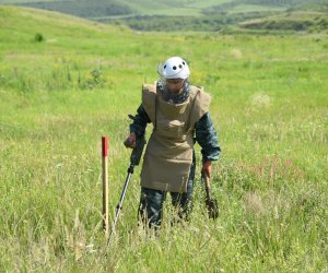ANAMA əməkdaşı Xocalıda minaya düşüb