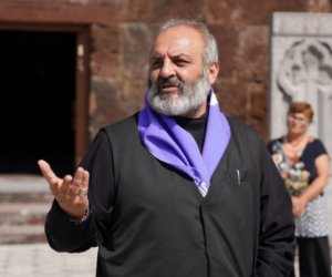 Архиепископу Галстаняну продлили арест