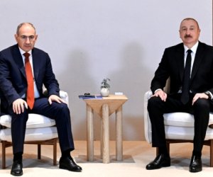 Алиев и Пашинян провели неформальную беседу