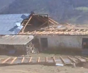 Yardımlıda güclü külək məktəb binasının damını uçurub - Video