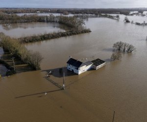 На западе Франции объявлен красный уровень угрозы наводнений