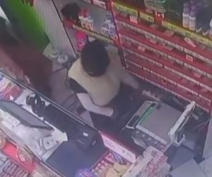 Bir neçə qadın mağazaya hücum edərək siqaret oğurlayıb - Video