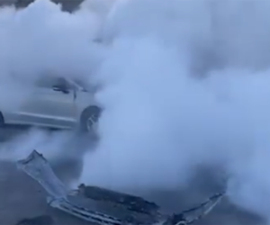 Badamdarda maşın yandı - Video