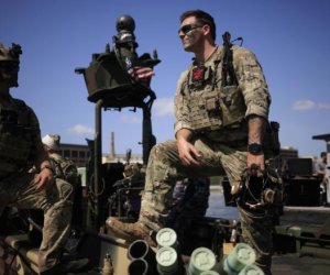 Axios: США изучают возможность устранения верховного лидера Ирана и его сына