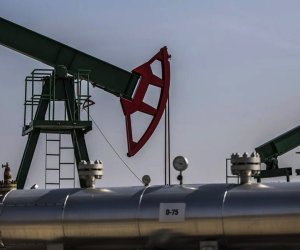 Oil prices fall over 1%