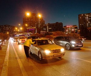 Bazarstore tıxacda qalan oruclular üçün iftar paketləri paylayıb