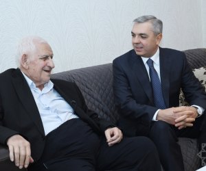 Samir Nuriyev &ldquo;Heydər Əliyev&rdquo; ordenini Xalq şairi Nəriman Həsənzadəyə təqdim edib
