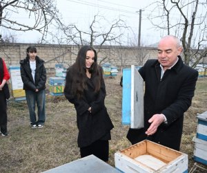 Лейла Алиева побывала в гостях у семьи пчеловода в Губе