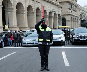 
Xocalı soyqırımı qurbanlarının xatirəsi bir dəqiqəlik sükutla yad edilib