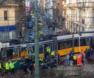 В Милане трамвай сошел с рельсов, есть погибшие