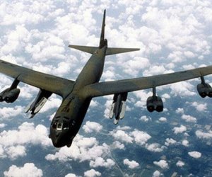 Бомбардировщик B-52 подняли над США