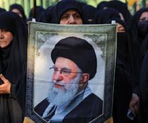 Иран разделился: сторонники и противники Хаменеи вышли на улицы