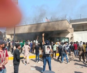 Пакистанцы подожгли консульство США: начались столкновения