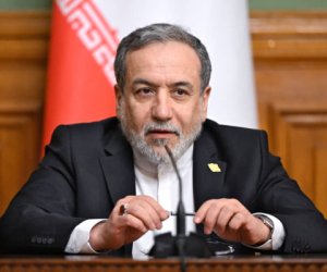 Аракчи: убийство Хаменеи усложнит конфликт с США - Oбновлено