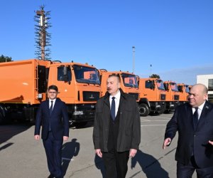 Президент Азербайджана ознакомился с коммунальной техникой для вывоза бытовых отходов