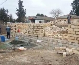 В Баку снесена незаконная постройка