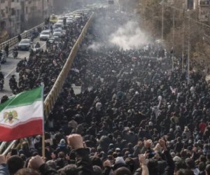 Иранские ученые требуют передать власть народу