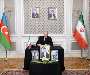 Prezident İran səfirliyinə gedib