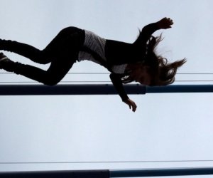 Mingəçevirdə 19 yaşlı qız binadan yıxılıb