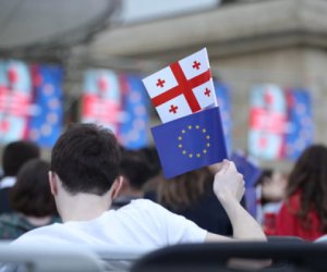 Безвиз грузинским дипломатам заморозили