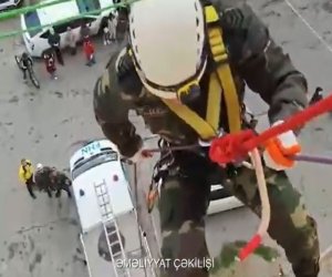 Xilasedicilər alpinist ləvazimatlarının köməyi ilə azyaşlını xilas etdilər - Video
