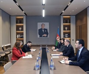 Kolumbiyanın yeni səfiri etimadnaməsinin surətini Ceyhun Bayramova təqdim edib