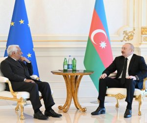 
Prezident İlham Əliyev və Antonio Koşta mətbuata bəyanatla çıxış edirlər