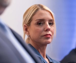 Американский министр переселилась на военную базу из-за дела Эпштейна