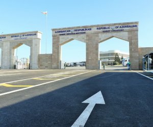 Baş nazir quru sərhədlərdən danışıb