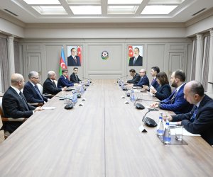 Əli Əsədov Murat Kurumla görüşüb