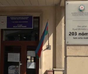 Bakıda məktəbdə şagirdlər arasında bıçaqlanma - Video