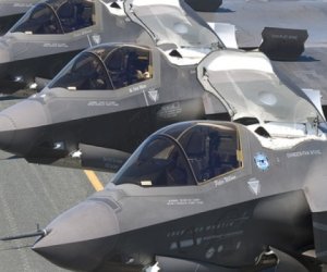 США направили в Британию 12 истребителей