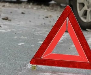 В Баку мопед врезался в стену, водитель погиб