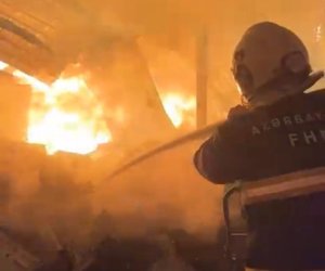 В Баку сильный пожар: горит мебельный цех