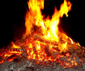 В Азербайджане трое детей получили ожогипри прыжках через костры в преддверии Новруза