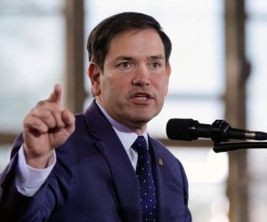 
WP: Неопознанные БПЛА заметили над базой в Вашингтоне, где живут Рубио и Хегсет