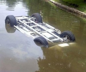 Neftçalada avtomobil kanala aşıb, iki qardaş ölüb