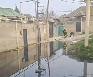 Xətaidə kanalizasiya çöküb, evləri su basıb - Video