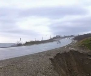 На автодороге Муганлы-Исмаиллы зафиксировано оползневое движение почвы