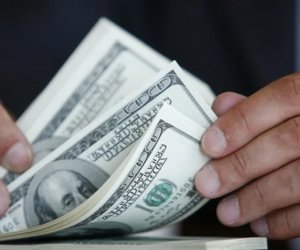 Rusiya neft sanksiyalarının yumşaldılmasından 2 milyard dollar qazanacaq